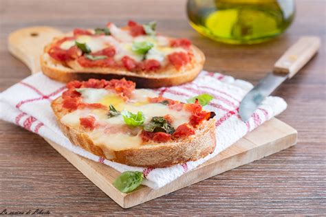 Pizza di pane – Ricetta con pane raffermo .